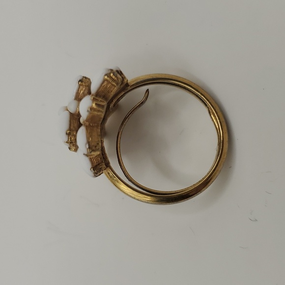 Lot of Five Vintage Costume Rings, Sizes 7-9 (including Trifari) - Picture 10 of 11